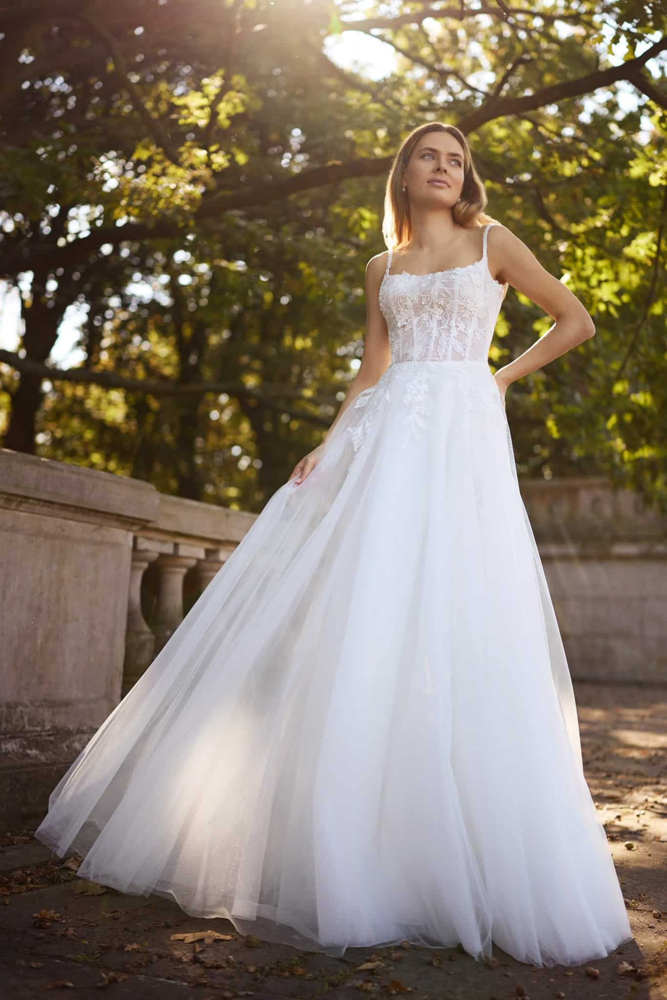 herms bridal_brautatelier ried_ithaca_32443_brautkleid_tuell_spitze_a-linie_spaghettitraeger_staebchen_auschnitt_ivory_vorne_1_ohnelogo-min