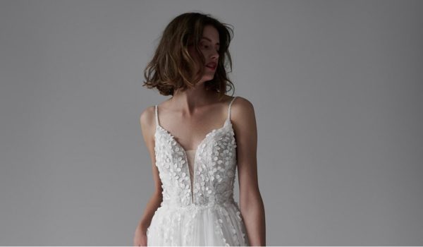 lina-becker_brautatelier-ried_25171_brautkleid_tuell_blaetterspitze_v-ausschnitt_spaghettitraeger_romantisch_ivory-nude_Detailbild_2-min.jpg