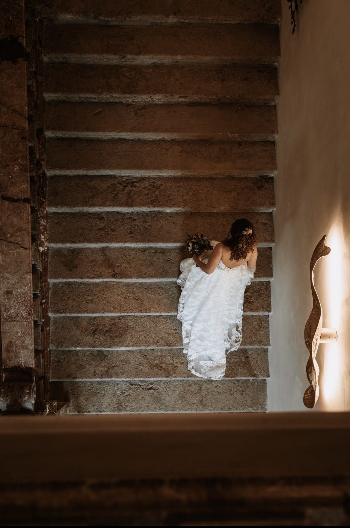 brautatelier_real-bride_anna-huemer_falkner-fotografie_evie-young_saffron_1-min.jpeg