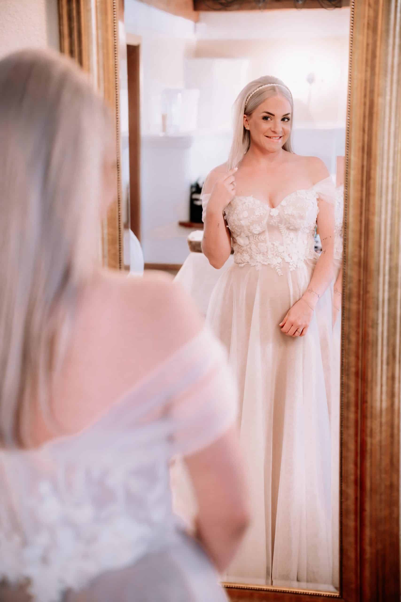 brautatelier_real-bride_carina-berger_johann-hammerer_fan-xia_marydress_1-min-scaled.jpg