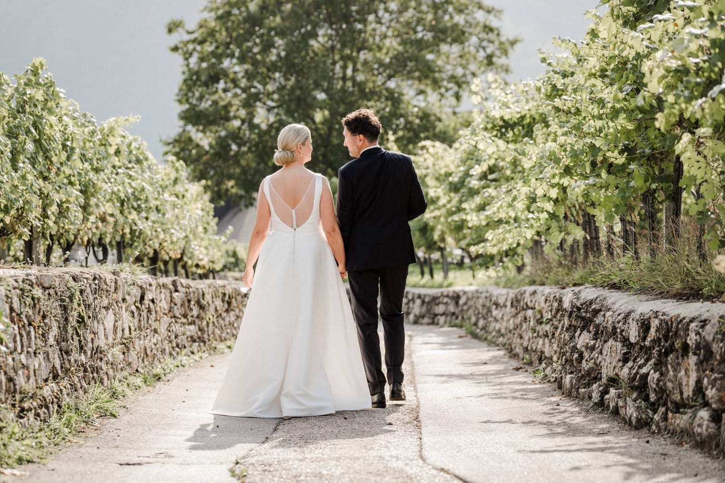 brautatelier_real-bride_flora-koeck_alexander-pfeffel_marylise-_montebello_2-min.jpeg
