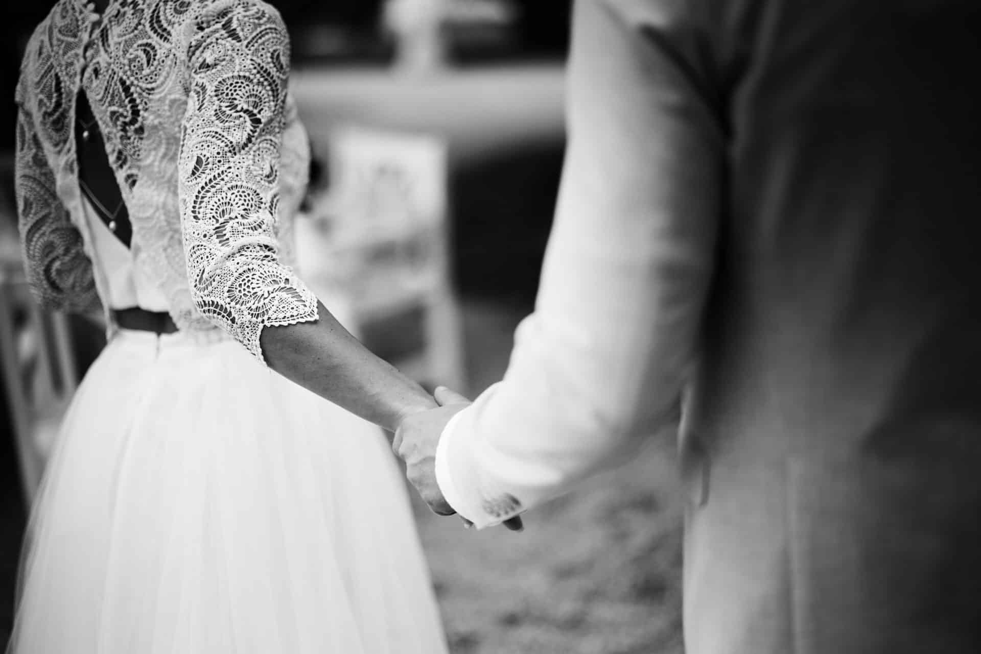 brautatelier_real-bride_karin-freudenthaler_lichtlinien_lilly-rock-10-3091-cr_01-3817-cr_1-min.jpg