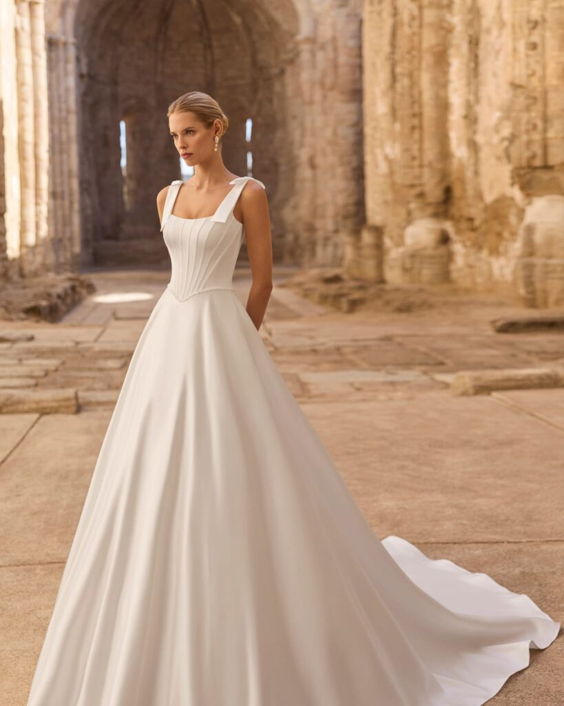 adriana alier_brautatelier ried_planet_2n141_a-linie_satin-karree-ausschnitt_traeger_schleife_clean_ivory_vorne_1