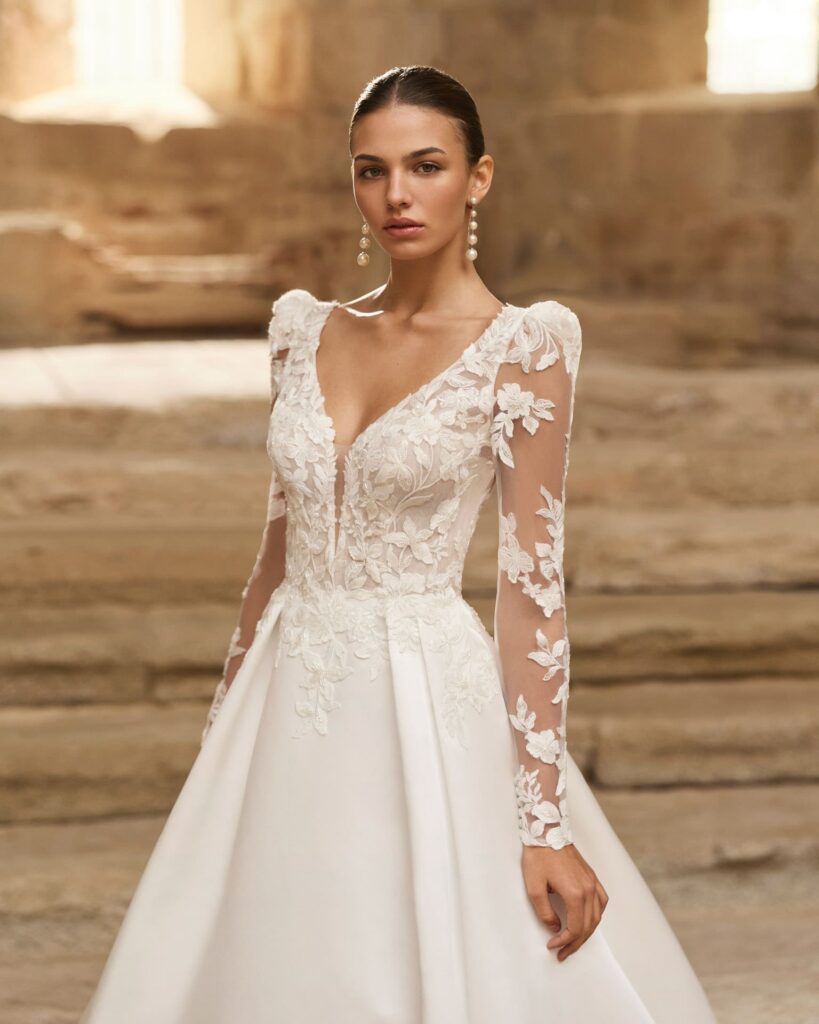 adriana alier_brautatelier ried_poesia_2n145_a-linie_satin_v-ausschnitt_v-ruecken_spitze_perlen_abnehmbare aermel_ivory_details_1