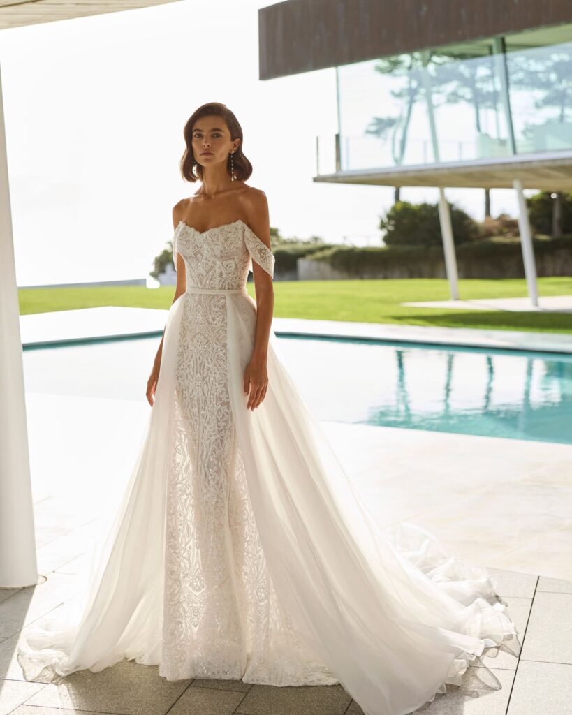 rosa clara_brautatelier ried_glenda_2k220_meerjungfrau_fitandflair_traegerlos_off-shoulder traeger_spitze_tuell-uebrrock_ivory-nude_vorne_1
