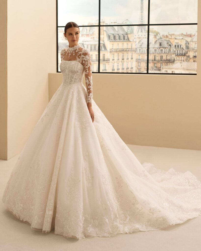 rosa clara_brautatelier ried_nayra_26205_prinzessin_tuell mit silberfaeden_perlenspitze_traegerlos_abnehmbare jacke_ivory_vorne_1