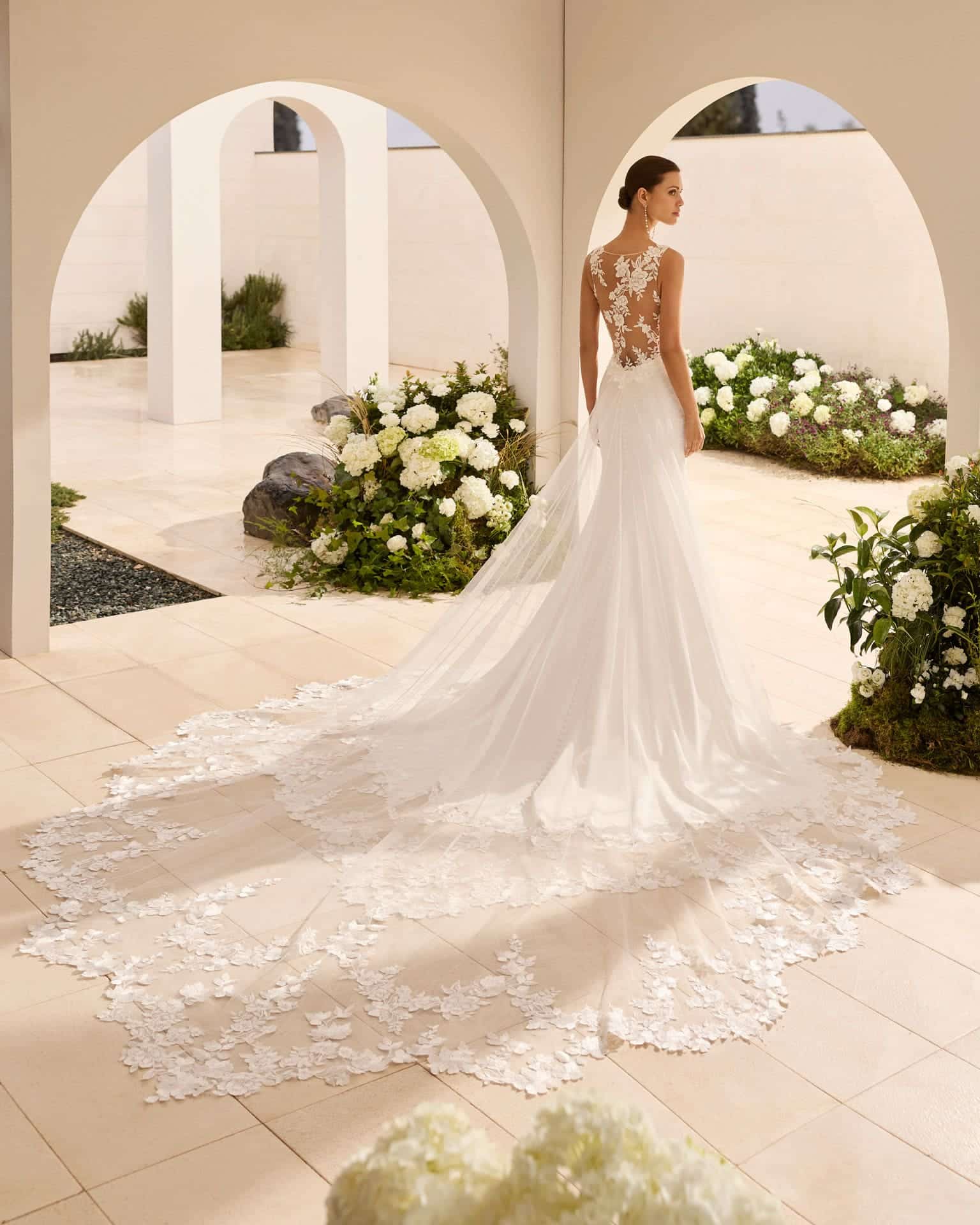 rosa clara_brautatelier ried_nedet_2a222_meerjungfrau_fitandflair_elastischer crepe_karreeausschnitt_spitze_clean_ivory_ruecken_1