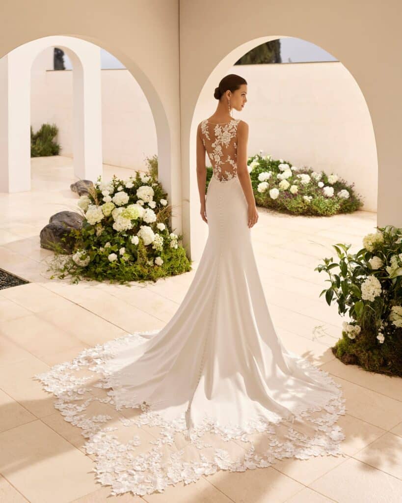 rosa clara_brautatelier ried_nedet_2a222_meerjungfrau_fitandflair_elastischer crepe_karreeausschnitt_spitze_clean_ivory_ruecken_2