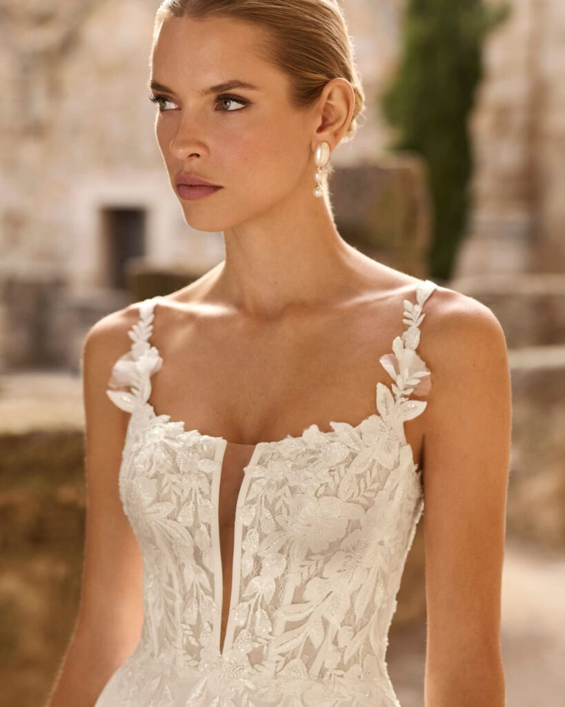 adriana alier_brautatelier ried_panal_2n108_a-linie_georgette_traeger_tiefer ausschnitt_offener ruecken_spitze_perlen_beinschlitz_ivory-details-1