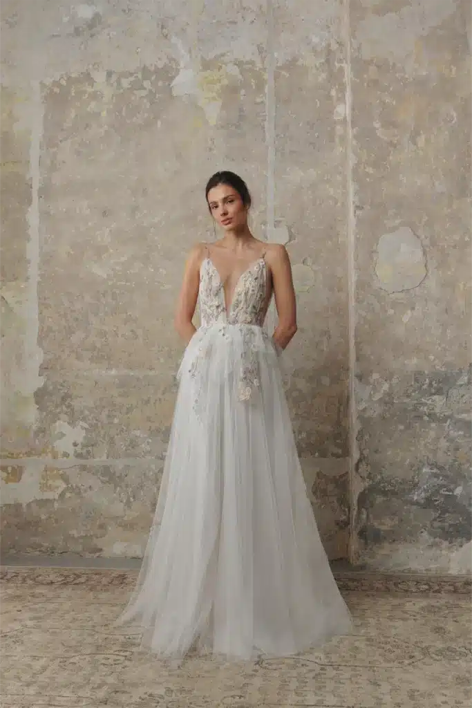 anna kara_brautatelier ried_alessia_boho_softtuell_blumenspitze_spaghettitraeger_ivory_vorne_2