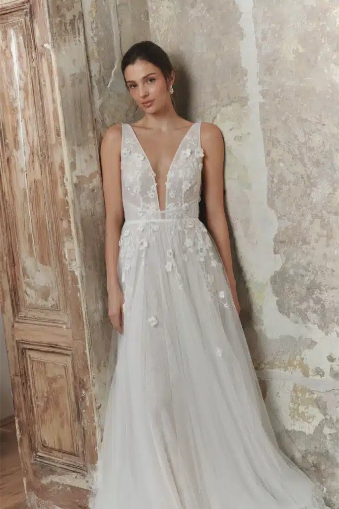 anna kara_brautatelier ried_alkira_boho_softtuell_v-ausschnitt_blumenspitze_ivory_details_1