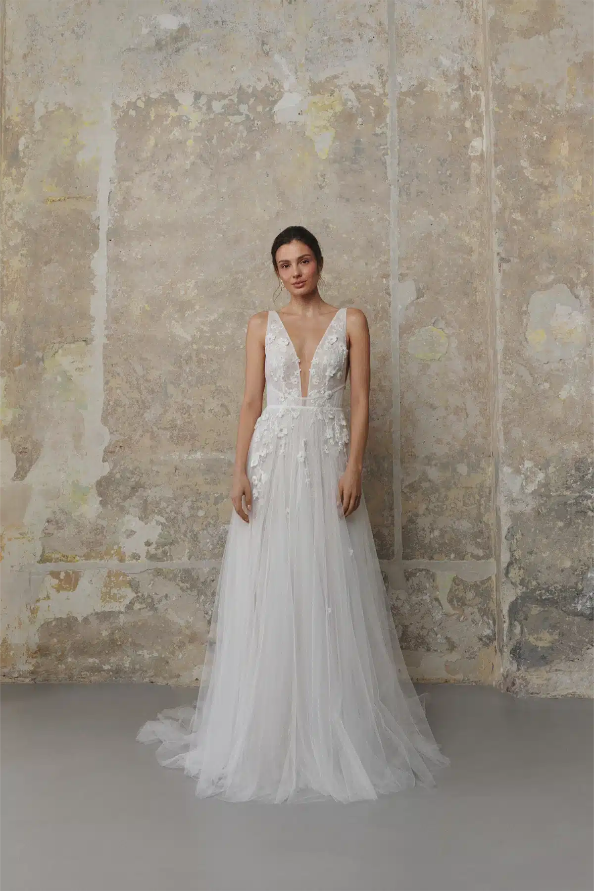anna kara_brautatelier ried_alkira_boho_softtuell_v-ausschnitt_blumenspitze_ivory_vorne_1