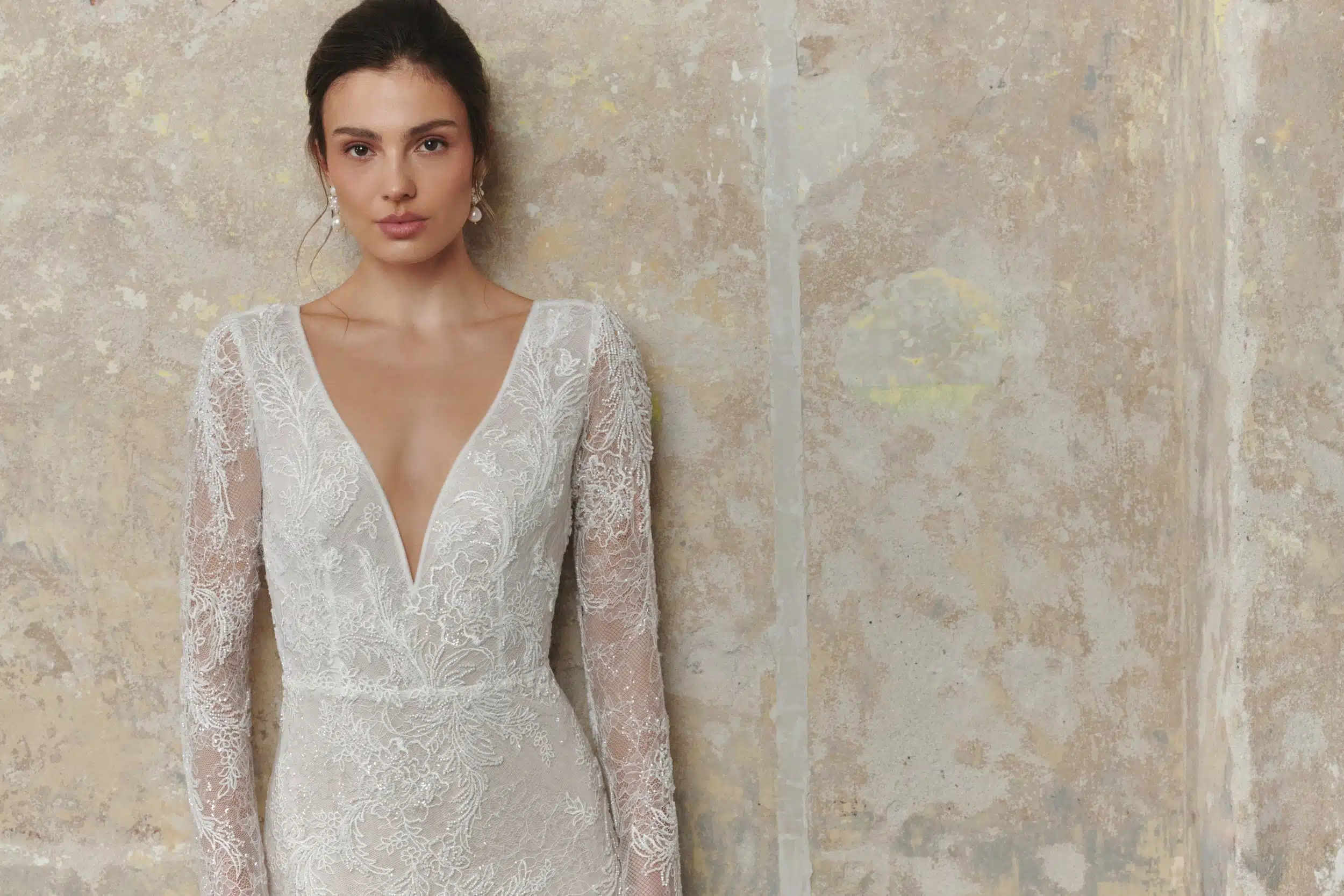 anna kara_brautatelier ried_liora_boho_fit and flari_all-over spitze_offener ruecken_ivory_details_2