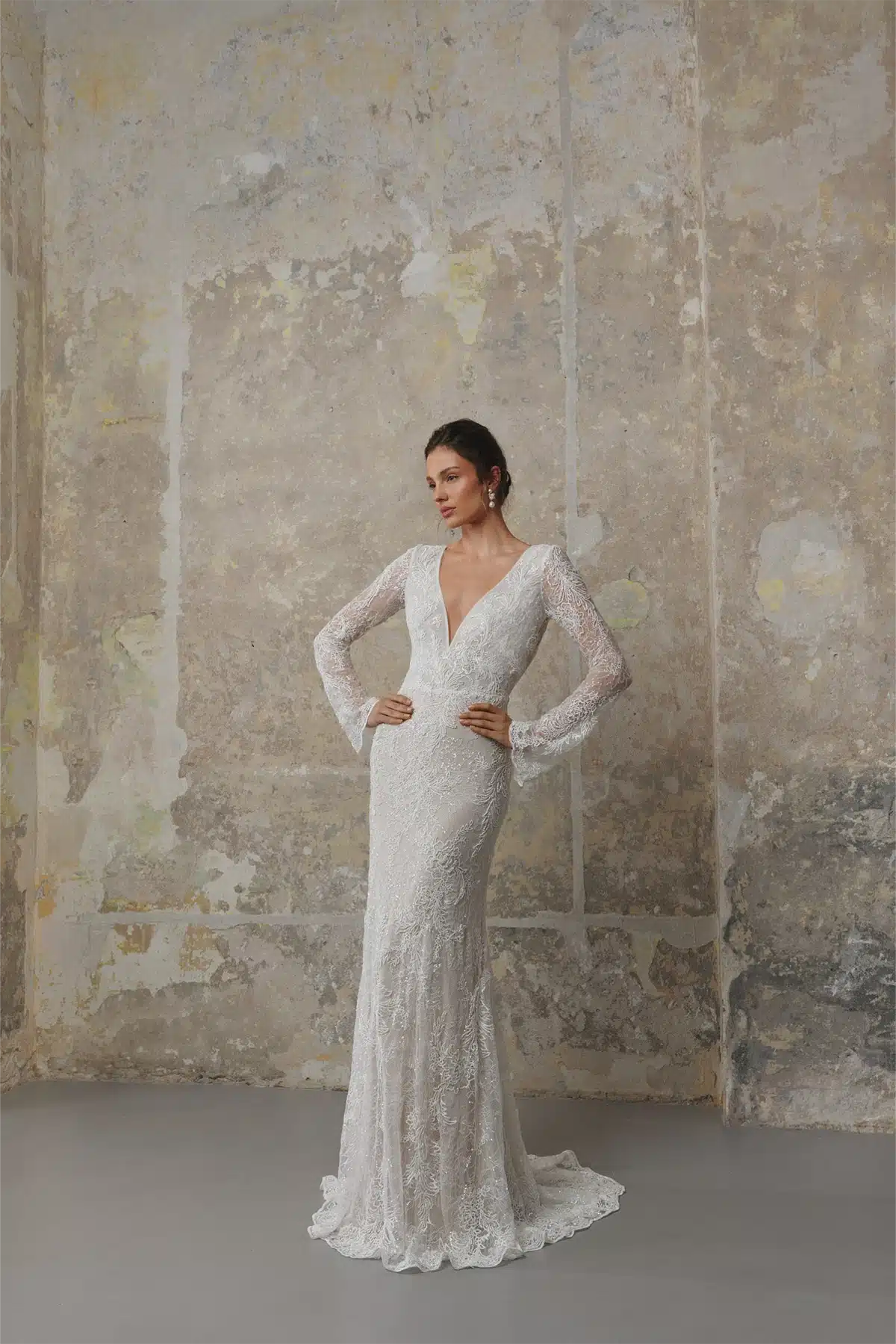 anna kara_brautatelier ried_liora_boho_fit and flari_all-over spitze_offener ruecken_ivory_vorne_1