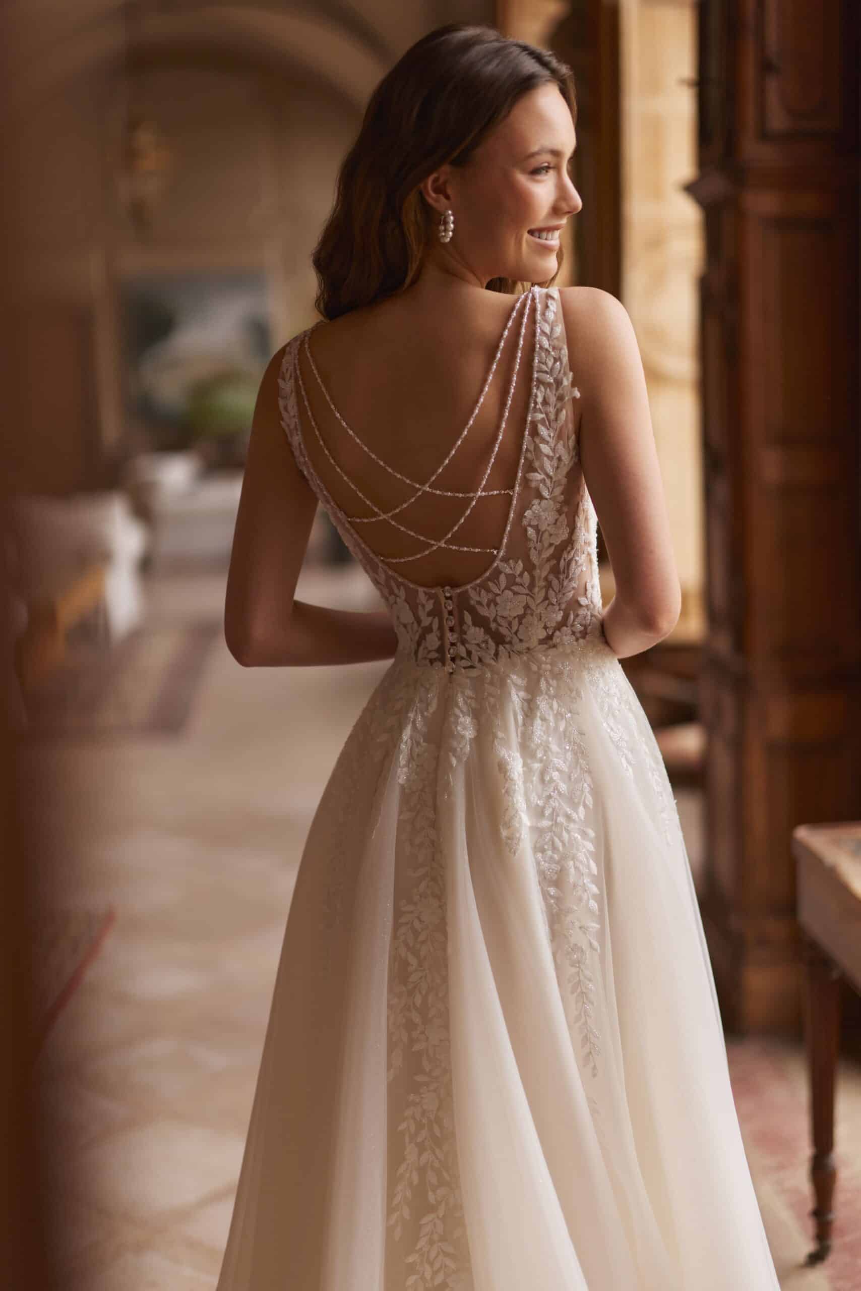 elizabeth passion_brautatelier ried_6042_a-linie_glitztuell_schleppe_spitze_v-ausschnitt_v-ruecken_ivory_beige_hinten_02