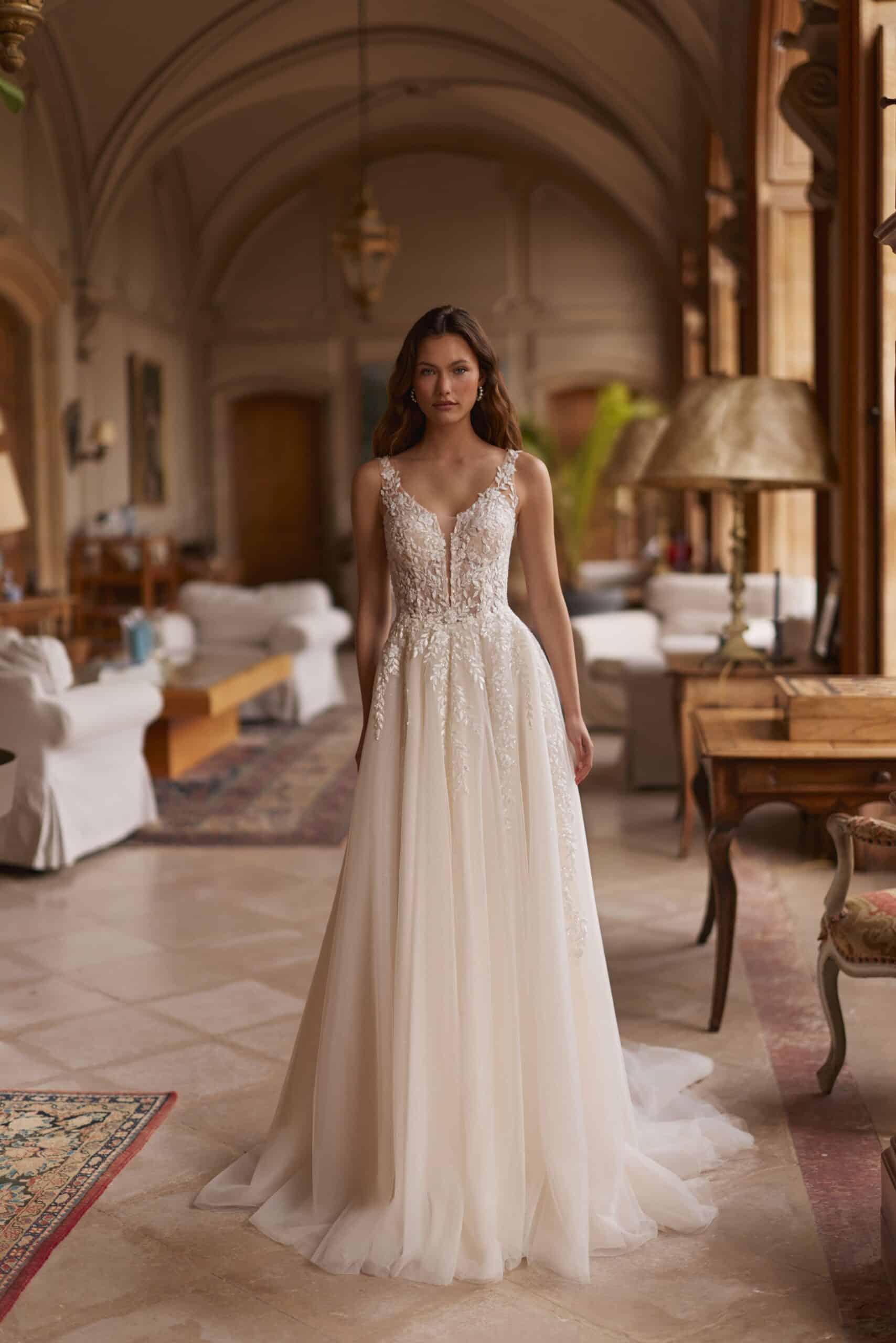 elizabeth passion_brautatelier ried_6042_a-linie_glitztuell_schleppe_spitze_v-ausschnitt_v-ruecken_ivory_beige_vorne_01