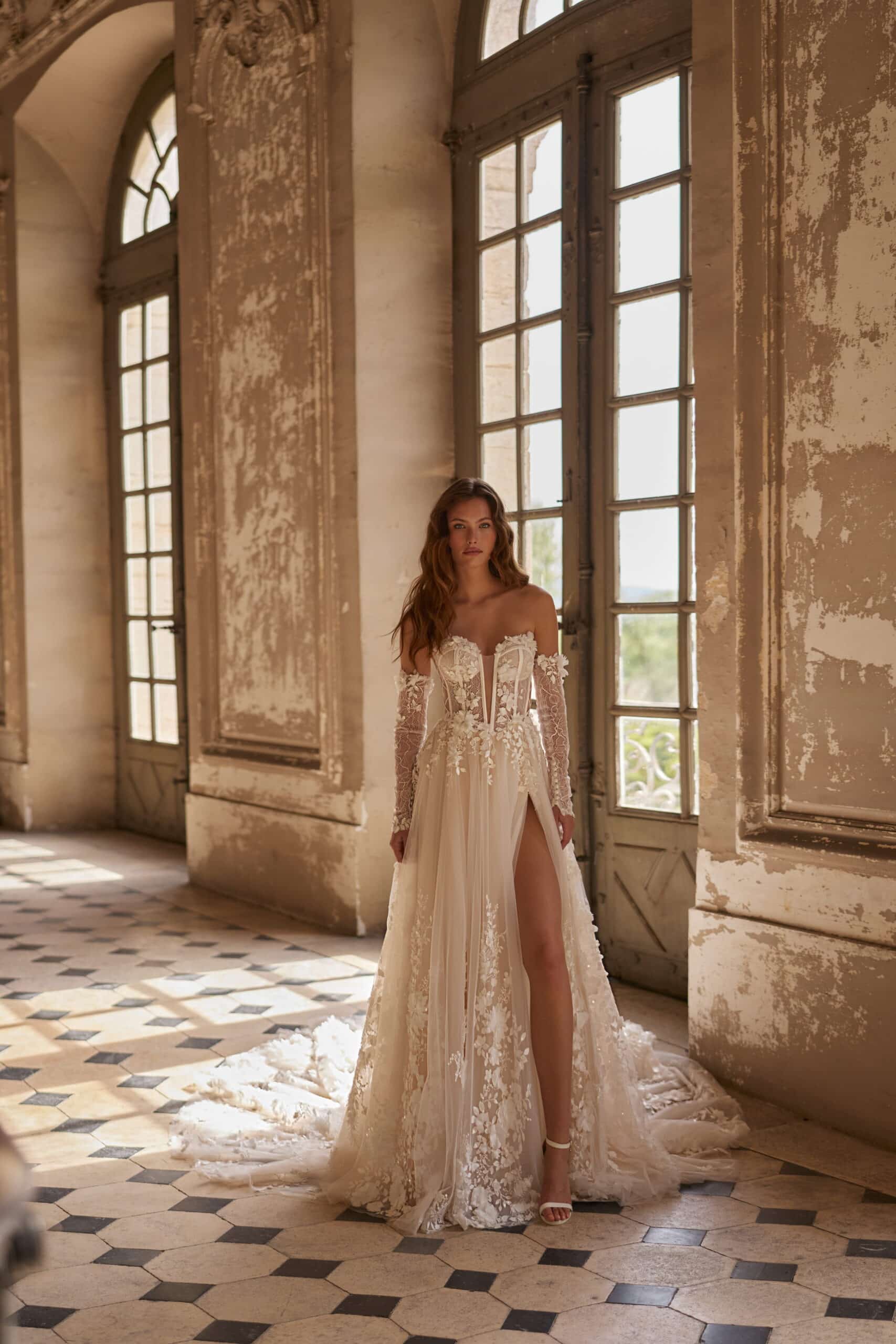 elizabeth passion_brautatelier ried_6104_prinzessin_tuell_aermel_all-over spitze_beinschlitz_korsage_creme-beige_vorne_01