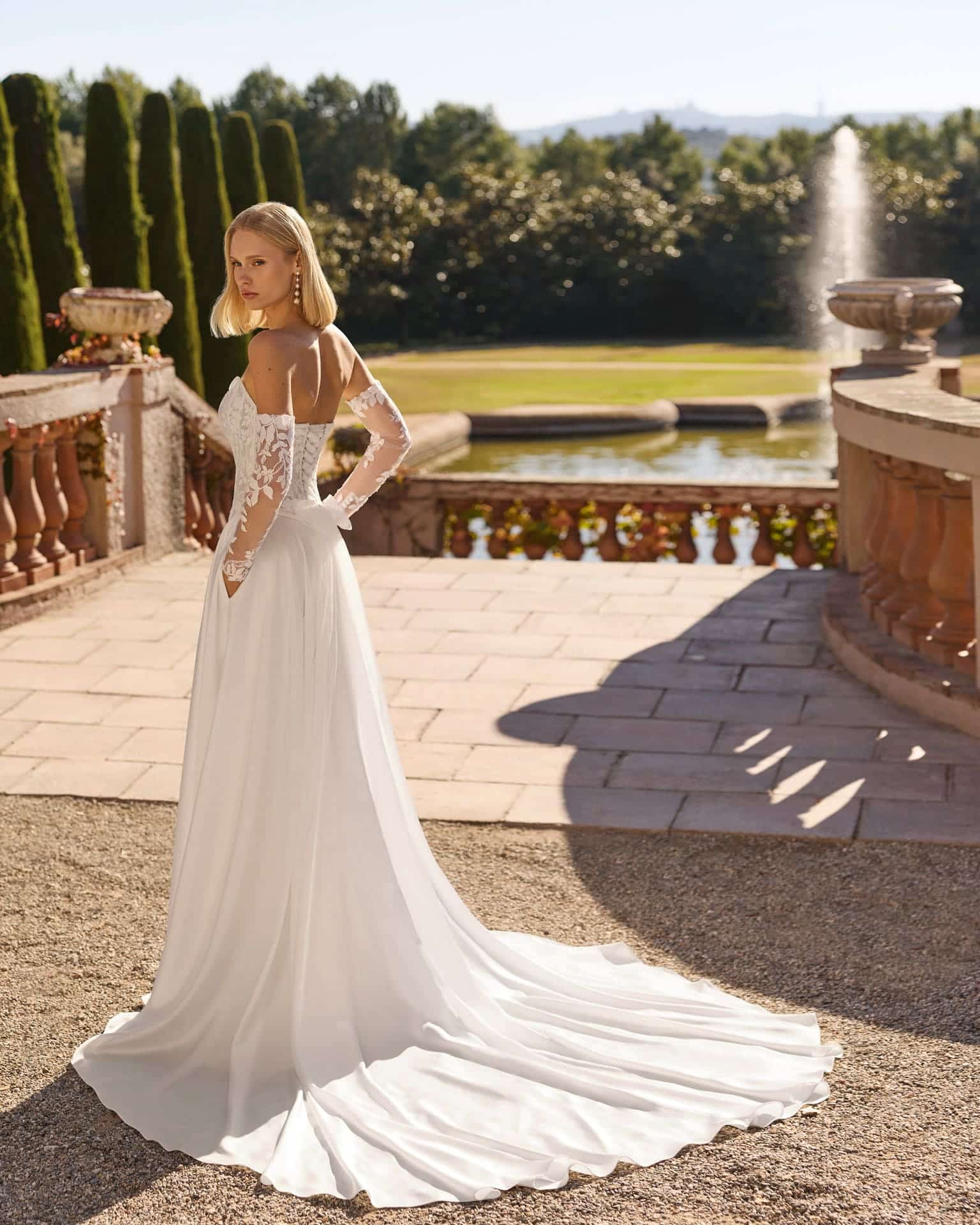 lunanovias_brautatelier ried_flor_2s234_crepe-satin_traegerlos_herzausschnitt_spitzenkorsage_perlen_ivory_ruecken_1