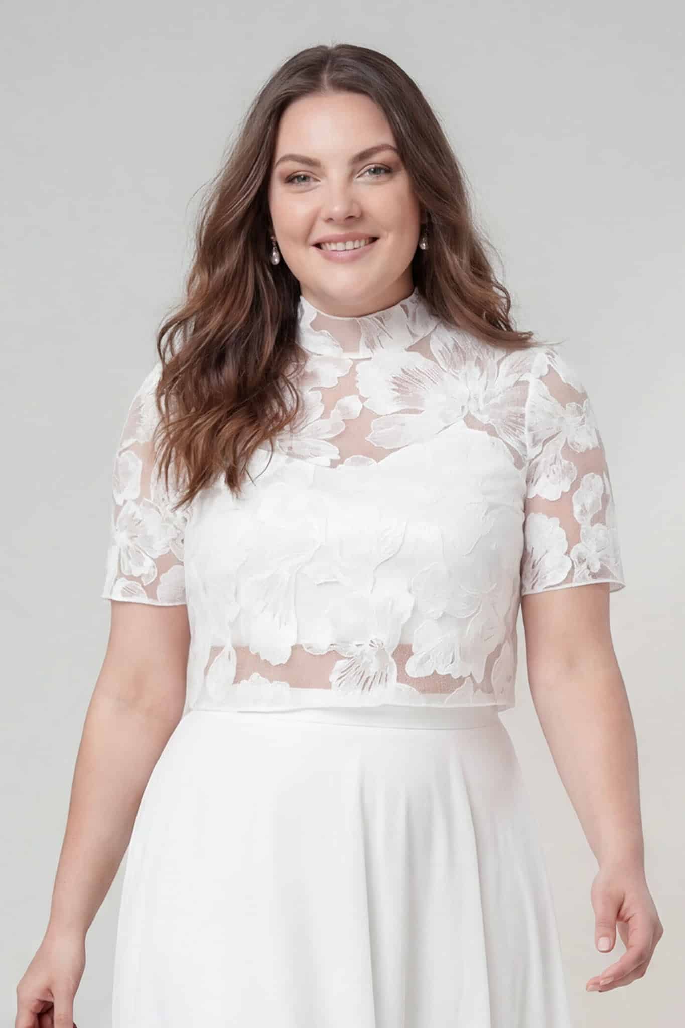 noni_brautatelier ried_cales_bluetenspitze_kurzarm_knoepfe hinten_kragen_ivory_curvy_details_1