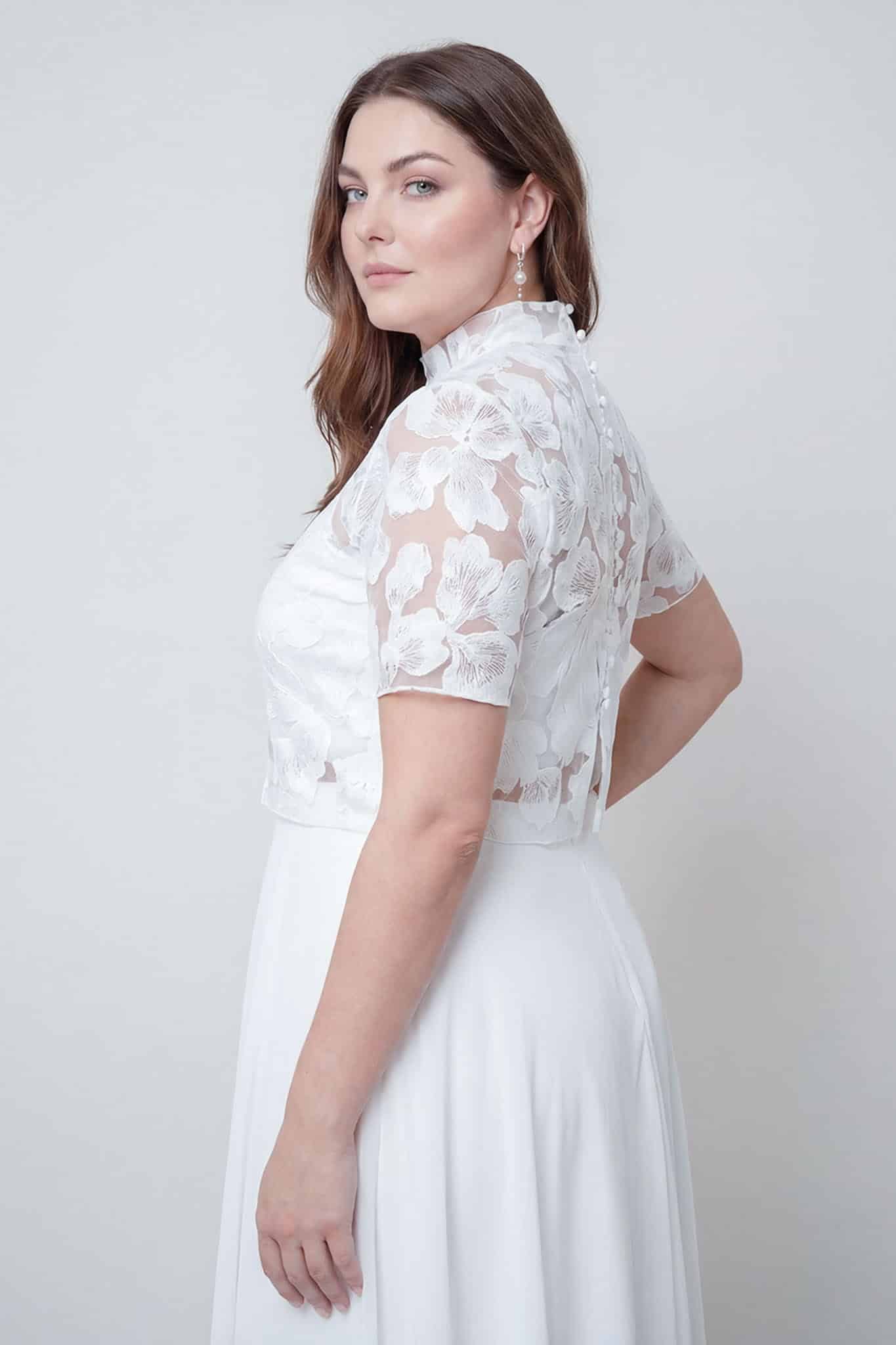 noni_brautatelier ried_cales_bluetenspitze_kurzarm_knoepfe hinten_kragen_ivory_curvy_details_2