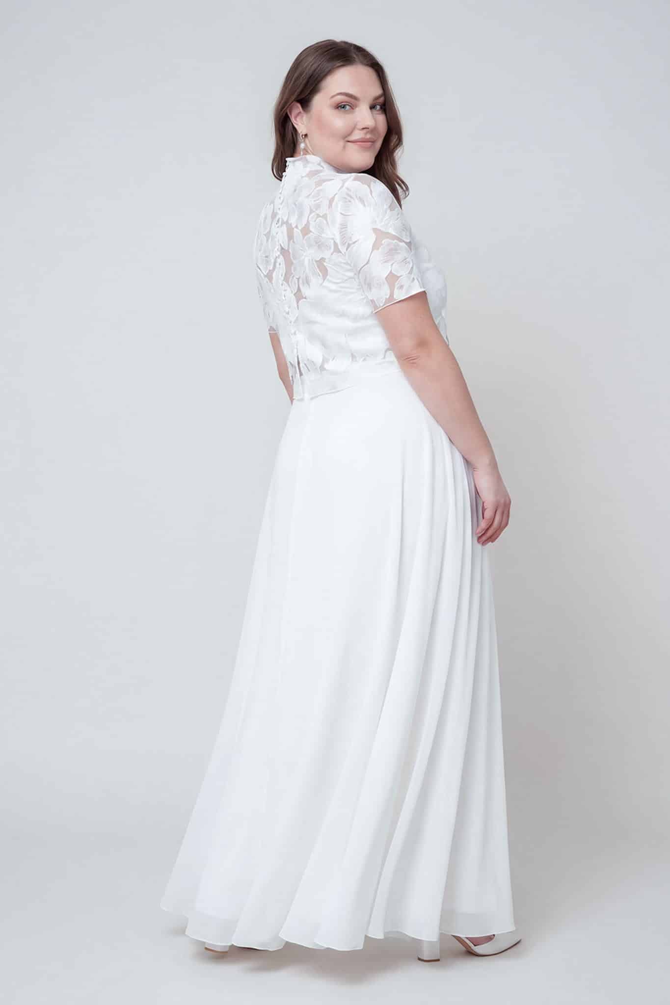 noni_brautatelier ried_cales_bluetenspitze_kurzarm_knoepfe hinten_kragen_ivory_curvy_ruecken_1