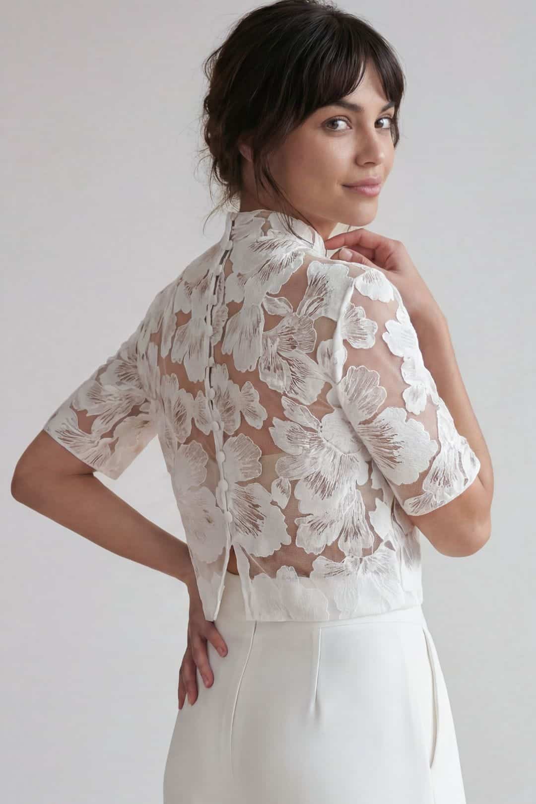 noni_brautatelier ried_cales_bluetenspitze_kurzarm_knoepfe hinten_kragen_ivory_details_1