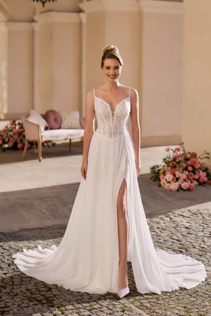 angela bianca-brautatelier ried-1166-boho-chiffon-spaghettitraeger-aermel-spitze-beinschlitz-ivory-nude-ruecken-1