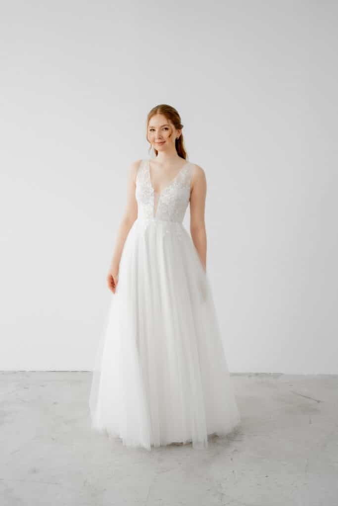 esther hofmann-brautatelier ried-pauline-1-27-1001-a-linie-chiffon-spitze-v-ausschnitt-v-ruecken-ivory-vorne-1