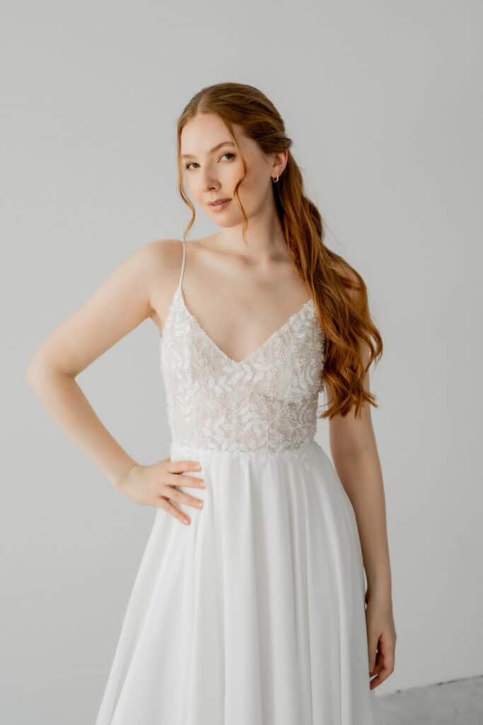 esther hofmann-brautatelier ried-payton-1-27-1010-boho-chiffon-v-ausschnitt-v-ruecken-spaghettitraeger-ivory-details-1