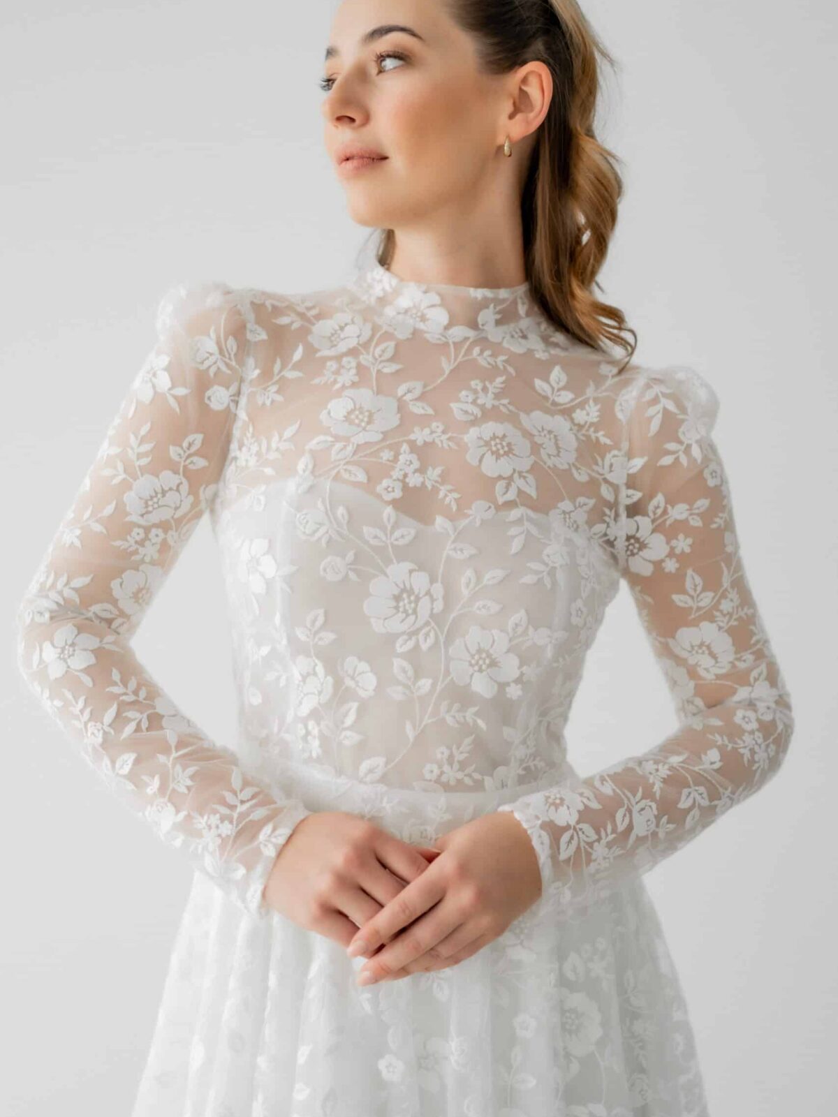 esther hofmann-brautatelier ried-pearl-boho-chiffon-all-over spitze-langarm-neckholder-offener ruecken-ivory-nude-details-1