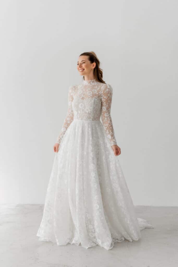esther hofmann-brautatelier ried-pearl-boho-chiffon-all-over spitze-langarm-neckholder-offener ruecken-ivory-nude-vorne-1