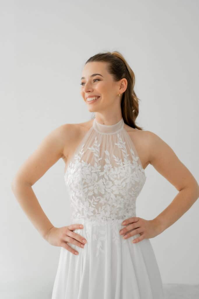 esther hofmann-brautatelier ried-pia-1-27-1015-boho-chiffon-bluetenspitze-neckholder-aermellos-ivory-details-2