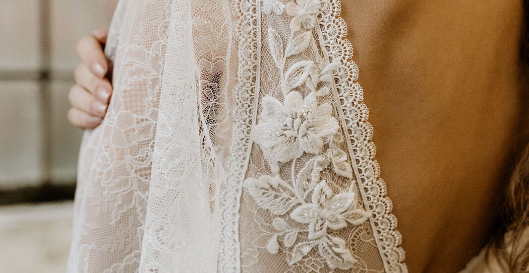 esther hofmann-brautatelier ried-rachel-1-24-1011-boho-all-over spitze-3-4 aermel-v-ausschnitt-v-ruecken-fluegelaermel-ivory-nude-details-1