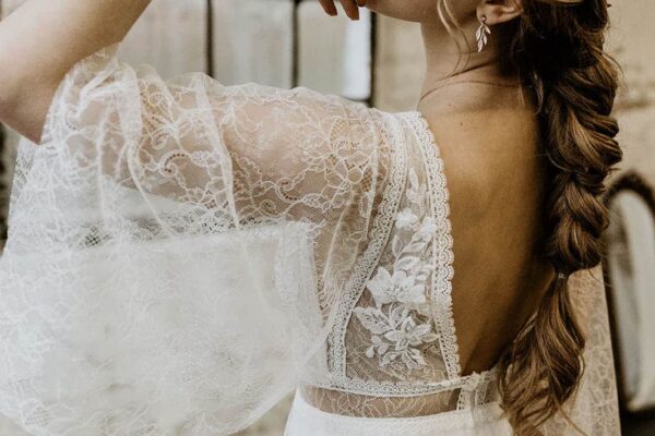 esther hofmann-brautatelier ried-rachel-1-24-1011-boho-all-over spitze-3-4 aermel-v-ausschnitt-v-ruecken-fluegelaermel-ivory-nude-details-3