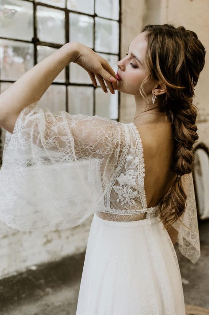 esther hofmann-brautatelier ried-rachel-1-24-1011-boho-all-over spitze-3-4 aermel-v-ausschnitt-v-ruecken-fluegelaermel-ivory-nude-details-3