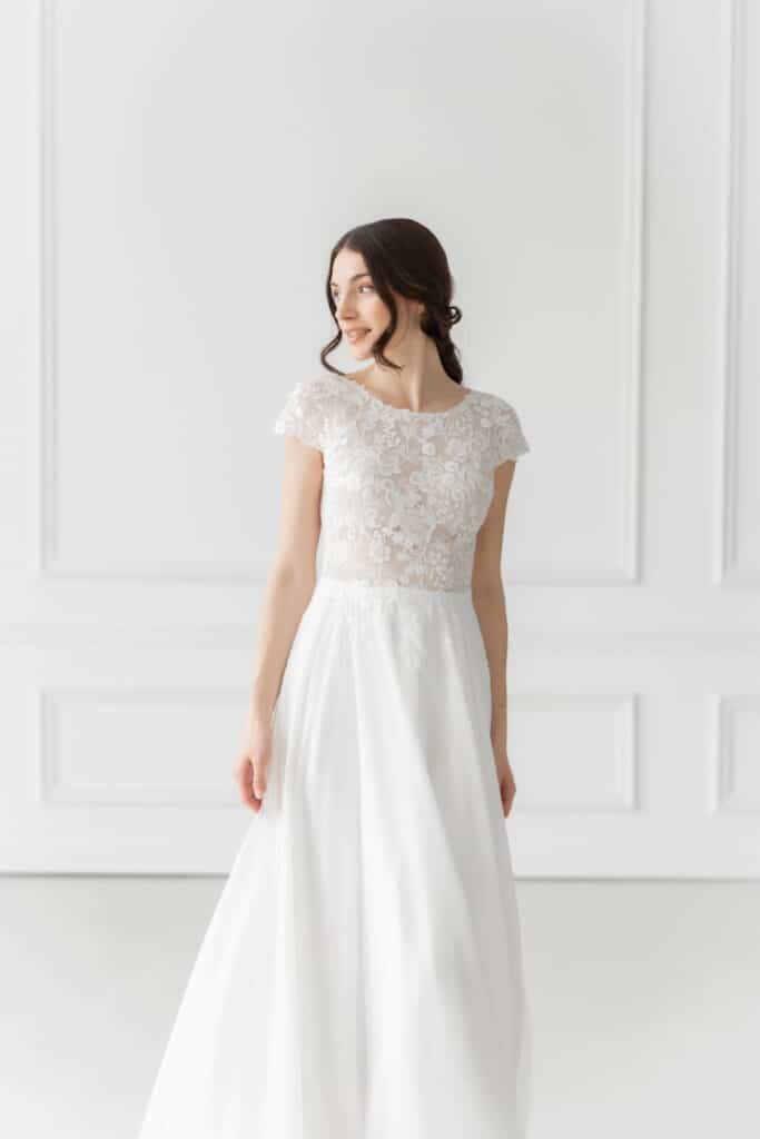 esther hofmann-brautatelier ried-samira-1-26-1002-boho-chiffon-kurzarm-blumenspitze-v-ruecken-ivory-vorne-1