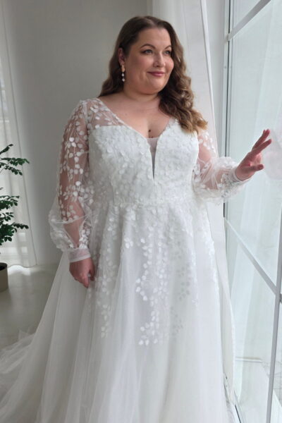 lasabina-brautatelier ried-carina-curvy-vintage prinzessin-bluetenspitze-tuell-langarm-ivory-details-2
