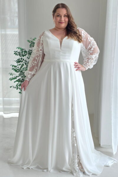 lasabina-brautatelier ried-darla-curvy-a-linie-v-ausschnitt-knopfleiste-beinschlitz-langarm-spitze-chiffon-ivory-vorne-1