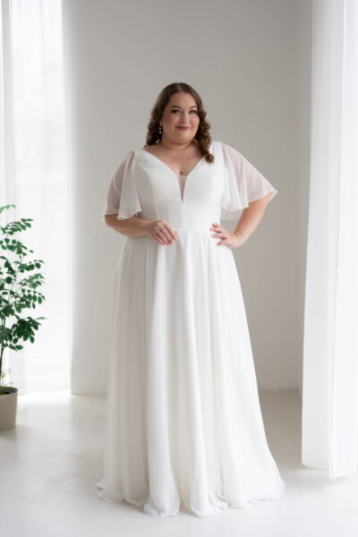 lasabina-brautatelier ried-gemma-curvy-a-linie-chiffon-satinguertel-kurzarm-v-ausschnitt-knopfleiste-ivory-vorne-1