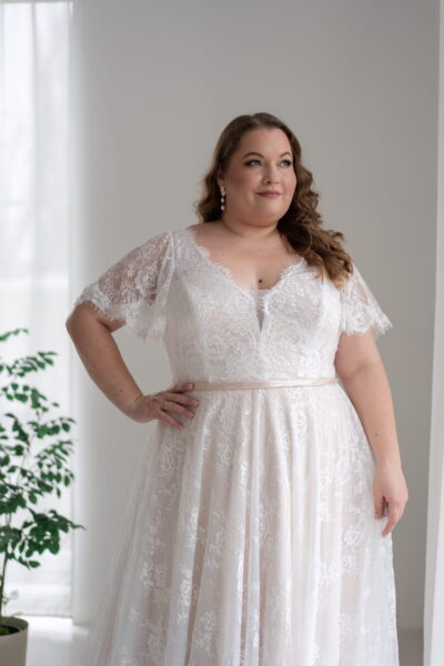 lasabina-brautatelier ried-tina-curvy-vintage prinzessin-a-linie-all-over spitze-kurzarm-v-ausschnitt-chiffon-nude-details-1
