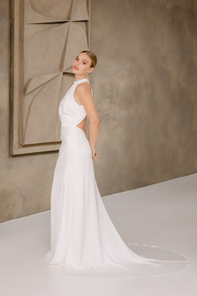 marylise_brautatelier ried_alejandra_fit and flair_satin_clean_neckholder_schleife_offener ruecken_beinschlitz_ivory_details_4