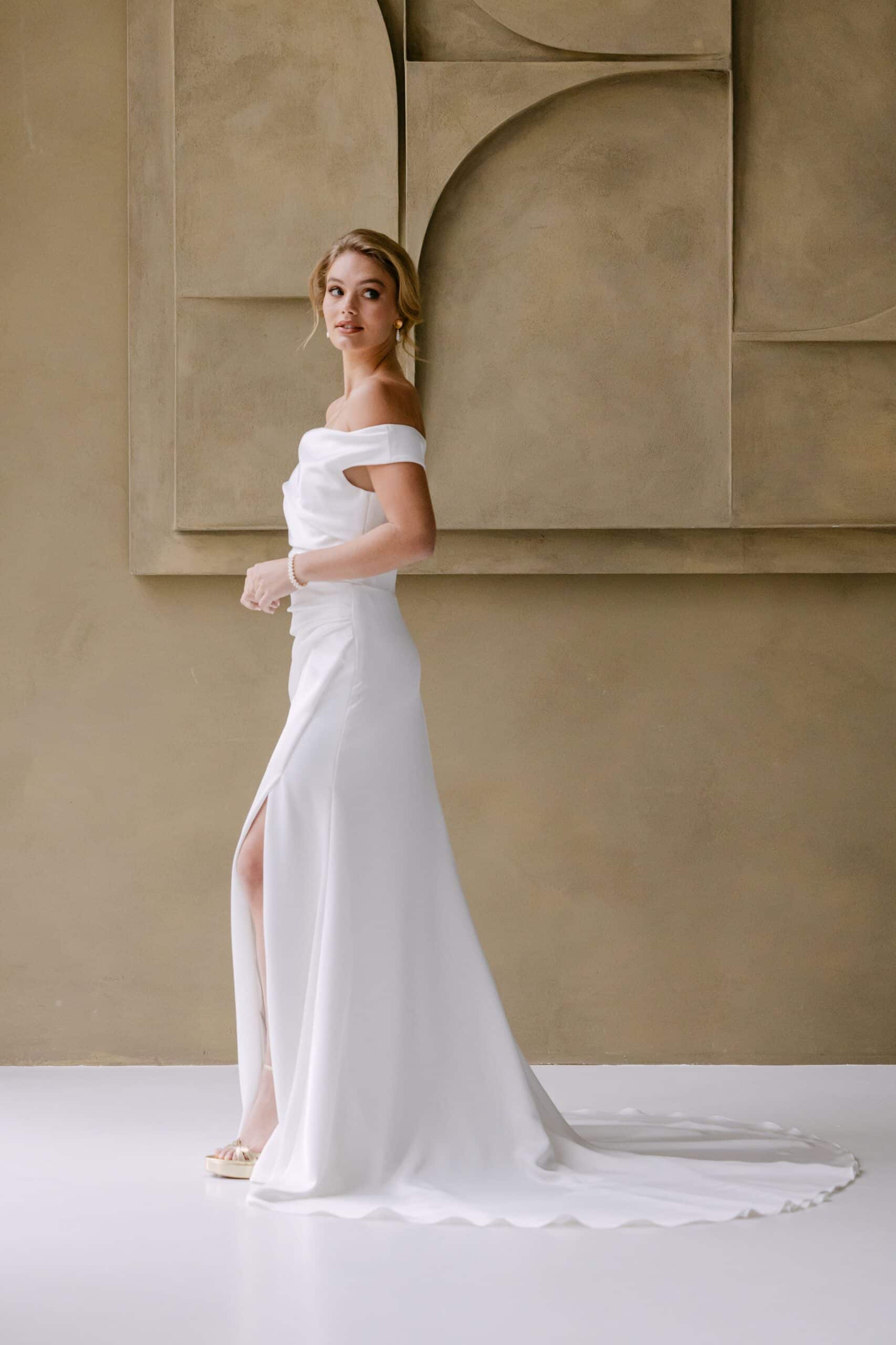 marylise_brautatelier ried_benedict_fit and flair_satin_schulterfrei_drapierung_seitenschlitz_schleppe_ivory_details_1