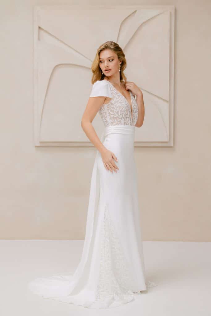 marylise_brautatelier ried_jasmina_fit and flair_crepe_tuell_v-ausschnitt_kurze aermel_drapiertes crepeband_schleppe_ivory_details_3