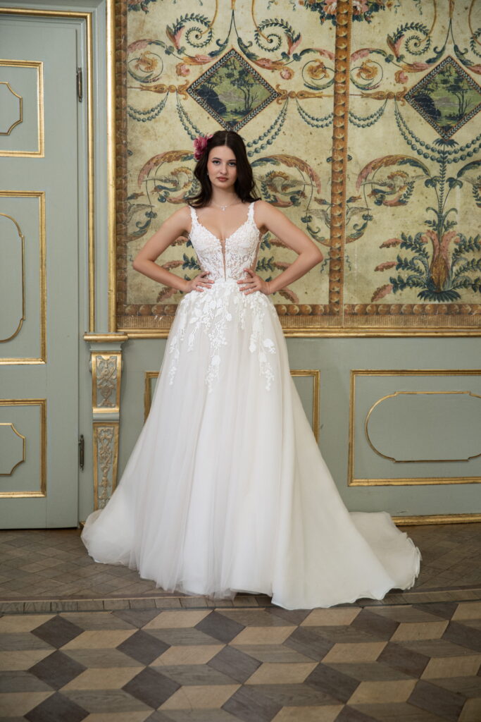 annais-brautatelier ried-aida-vintage prinzessin-spitze-langarm-cutouts-tuell-schleppe-ivory-vorne-4