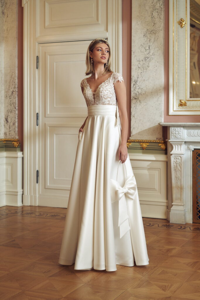 annais-brautatelier ried-maddalena-a-linie-satin-spitze-kurzarm-offener ruecken-schleife-ivory-vorne-1