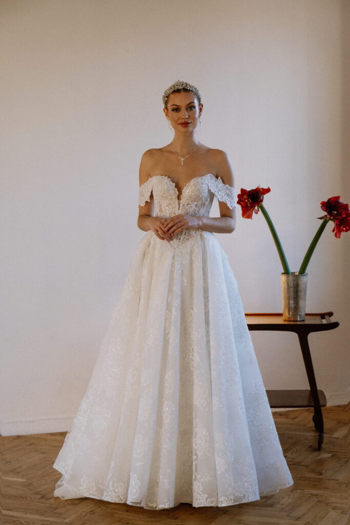 annais-brautatelier ried-tiziana-vintage prinzessin-all-over spitze-carmenaermel-herzausschnitt-beinschlitz-tuell-ivory-vorne-1
