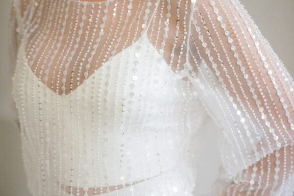 labude-brautatelier ried-bella-topper-top-langarm-pailletten-glitzer-offener ruecken-details-1