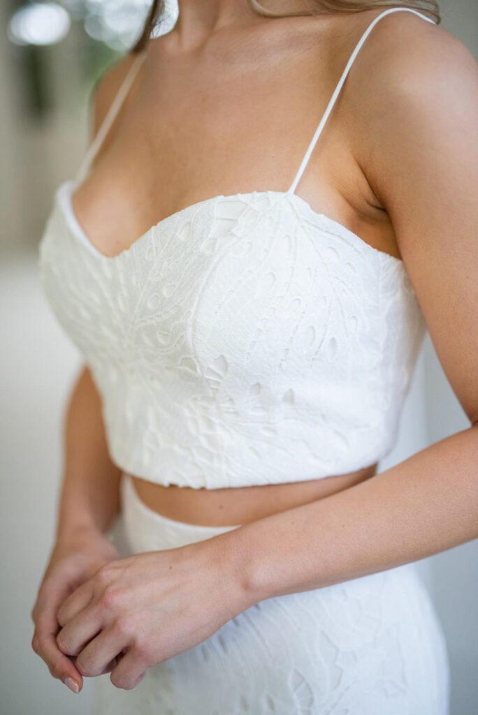 labude-brautatelier ried-lourdes-top-korsage-spaghettitraeger-lochspitze-ivory-vorne-1