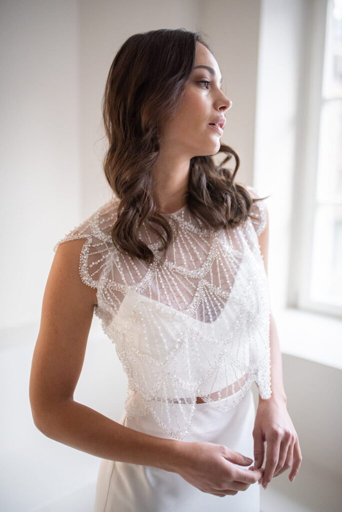labude-brautatelier ried-malou-topper-top-breitere traeger-geometrische spitze-pailletten-glitzer-tuell-ivory-details-4