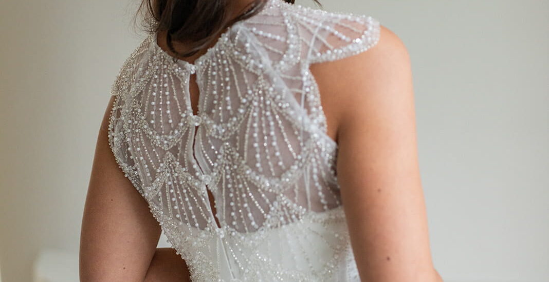 labude-brautatelier ried-malou-topper-top-breitere traeger-geometrische spitze-pailletten-glitzer-tuell-ivory-details-5